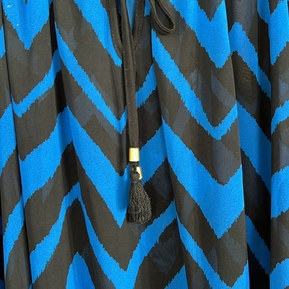 ROZ & ALI Royal Blue/Black Zig/Zag Pattern Sheer Tie Front Blouse, Size 3X, EUC. - Picture 4 of 7